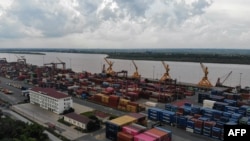 Esta fotografía aérea tomada el 9 de julio de 2024 muestra contenedores apilados en la nueva terminal de contenedores del puerto autónomo de Phnom Penh en el río Mekong en la provincia de Kandal.