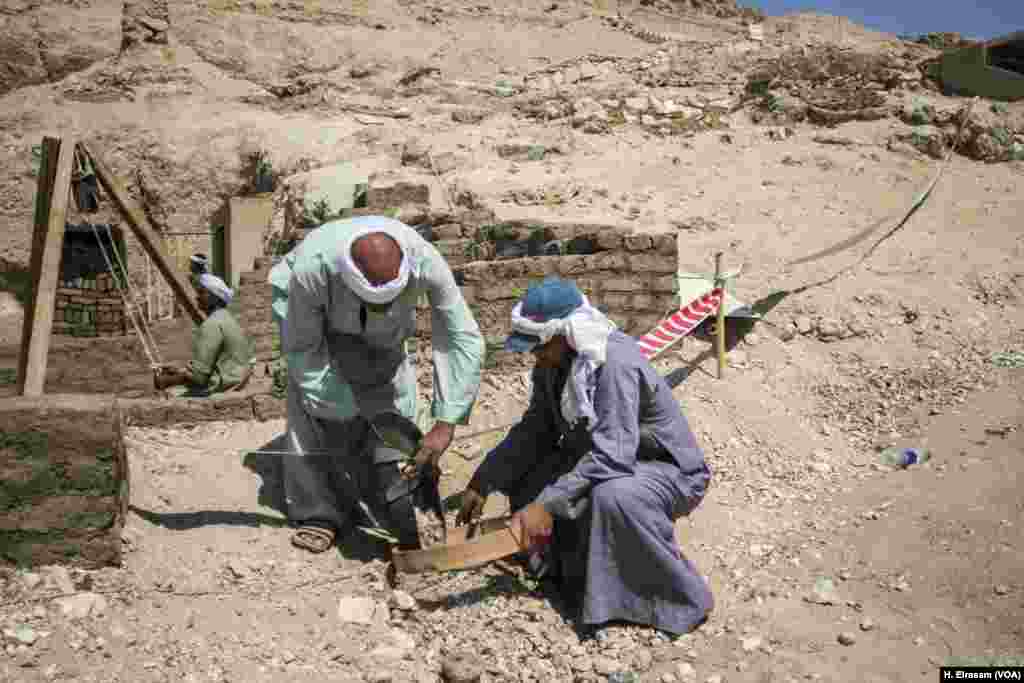 Pekerjaan penggalian untuk mendapatkan penemuan ini di mulai di Luxor, Mesir, 9 September 2017.