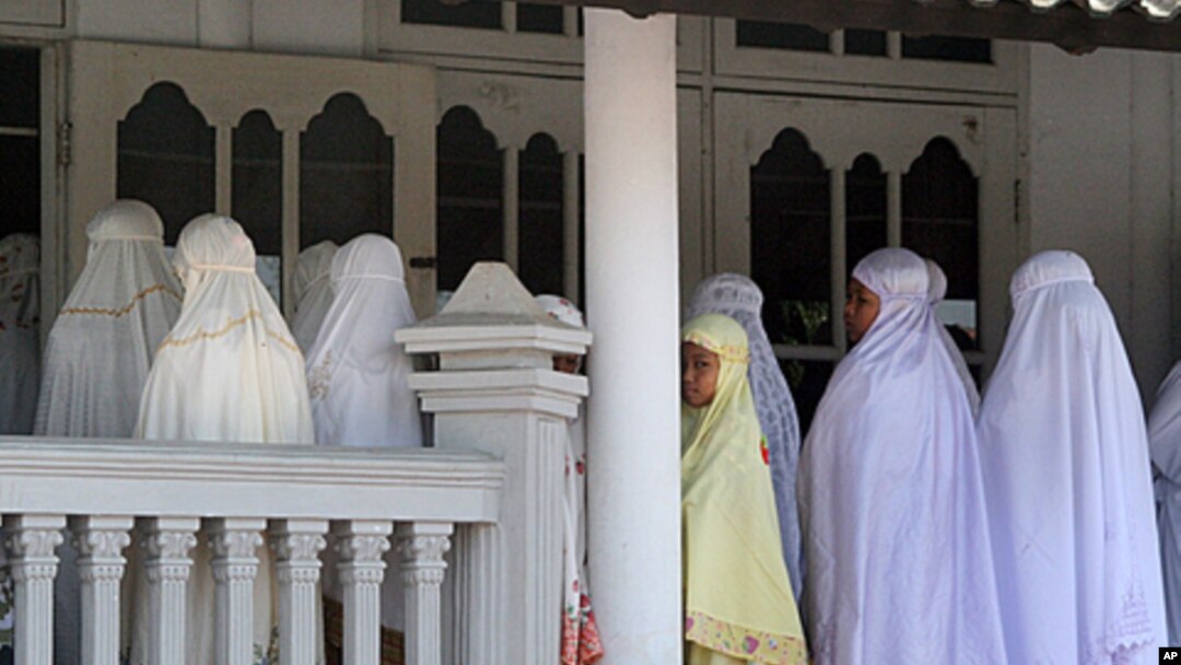 Anggota jemaah Ahmadiyah shalat di salah satu masjid mereka di Kuningan, Jawa Barat. (Foto: Dok)