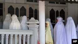 Anggota jemaah Ahmadiyah shalat di salah satu masjid mereka di Kuningan, Jawa Barat. (Foto: Dok)