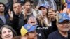 ARCHIVO - Venezolanos partidarios del líder opositor Juan Guaidó celebran frente a la embajada de Venezuela en Washington, D.C., después que la policía arrestara a activistas a favor de Nicolás Maduro el 16 de mayo de 2019.