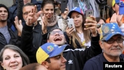 ARCHIVO - Venezolanos partidarios del líder opositor Juan Guaidó celebran frente a la embajada de Venezuela en Washington, D.C., después que la policía arrestara a activistas a favor de Nicolás Maduro el 16 de mayo de 2019.