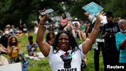 Les gens célèbrent le Juneteenth au St. Nicholas Park, qui commémore la fin de l'esclavage au Texas, deux ans après que la proclamation d'émancipation de 1863 a libéré des esclaves ailleurs aux États-Unis, à New York, New York, le 18 juin 2021.