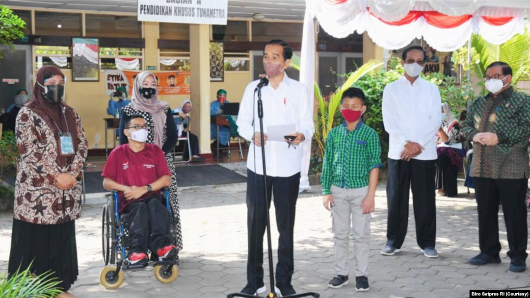Presiden dalam peninjauan vaksinasi di SLB Negeri 1 Yogyakarta, Jumat (10/8). (Foto: Courtesy/Biro Setpres)