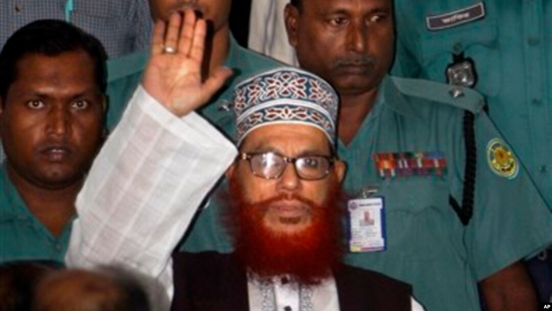 Polisi Bangladesh mengawal Delwar Hossain Sayeedi, pemimpin partai Islam terbesar Bangladesh Jamaat-e-Islami, seusai sidang di pengadilan kota Dhaka, Bangladesh (Foto: dok).