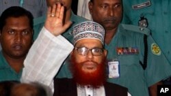 Polisi Bangladesh mengawal Delwar Hossain Sayeedi, pemimpin partai Islam terbesar Bangladesh Jamaat-e-Islami, seusai sidang di pengadilan kota Dhaka, Bangladesh (Foto: dok).