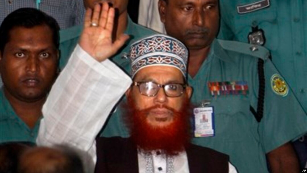 Polisi Bangladesh mengawal Delwar Hossain Sayedee, saat hendak mengikuti sidang terkait kejahatan perang di Dhaka, Bangladesh (Foto: dok). Pengadilan Dhaka menjatuhkan hukuman mati atas pemimpin oposisi Islamis senior di Bangladesh ini (28/2).