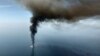 L'incendie de la plate-forme pétrolière Deepwater Horizon dans le golfe du Mexique, le 21 avril 2010. Le 22 août 2021, un incendie sur la plateforme pétrolière de la baie de Campeche a fait au moins cinq morts et six blessés.