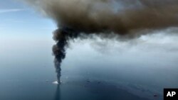 L'incendie de la plate-forme pétrolière Deepwater Horizon dans le golfe du Mexique, le 21 avril 2010. Le 22 août 2021, un incendie sur la plateforme pétrolière de la baie de Campeche a fait au moins cinq morts et six blessés.