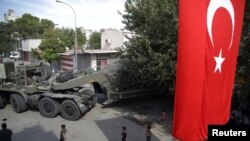 Peralatan militer Turki diangkut di sebuah jalan di kota perbatasan Turki Akcakale di provinsi Sanliurfa, Turki, 14 Oktober 2019. (Foto: Reuters/Stoyan Nenov)