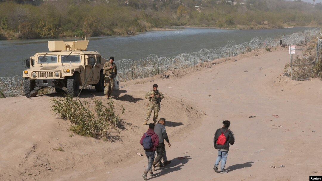 Imagen de archivo de un grupo de migrantes de Venezuela camina a lo largo de las orillas del río Grande en Texas, EEUU.