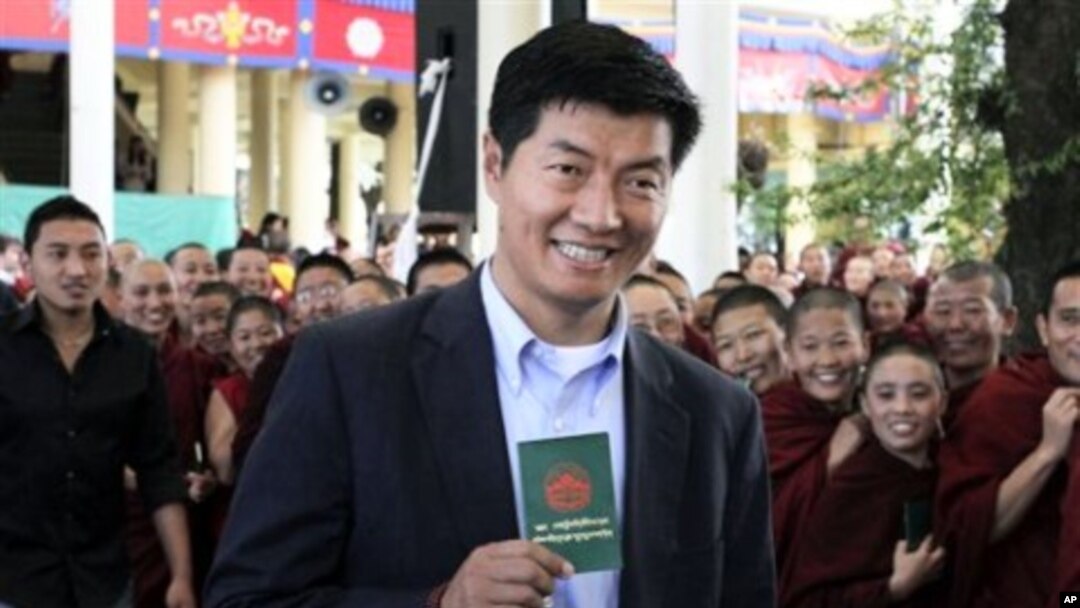 洛桑森格是达赖喇嘛退出政务之后首位任职的西藏流亡政府首席部长。图为他今年3月20日到达印度达兰萨拉投票。