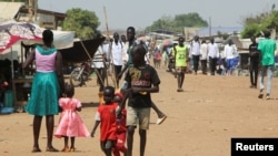 Warga tampak beraktivitas di area perlindungan di markas Misi PBB di Sudan Selatan (UNMISS) di luar Kota Juba, Sudan Selatan, pada 23 Januari 2023. (Foto: Reuters/Samir Bol)