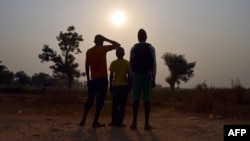 Trois enfants centrafricains jouent dans le camp de déplacés de Mpoko, 11 février 2016.