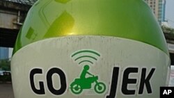 Go-Jek adalah layanan ojek ala Uber. Proyek wirastawan Nadiem Makarim ini menang dalam kompetisi yang diselenggarakan Departemen Luar Negeri Amerika dan menarik minat banyak investor.