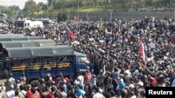 Para pengunjuk rasa dan polisi terlihat dalam aksi protes menentang kudeta militer dan menuntut pembebasan pemimpin terpilih Aung San Suu Kyi, di Naypyitaw, Myanmar, 8 Februari 2021. (REUTERS / Stringer)