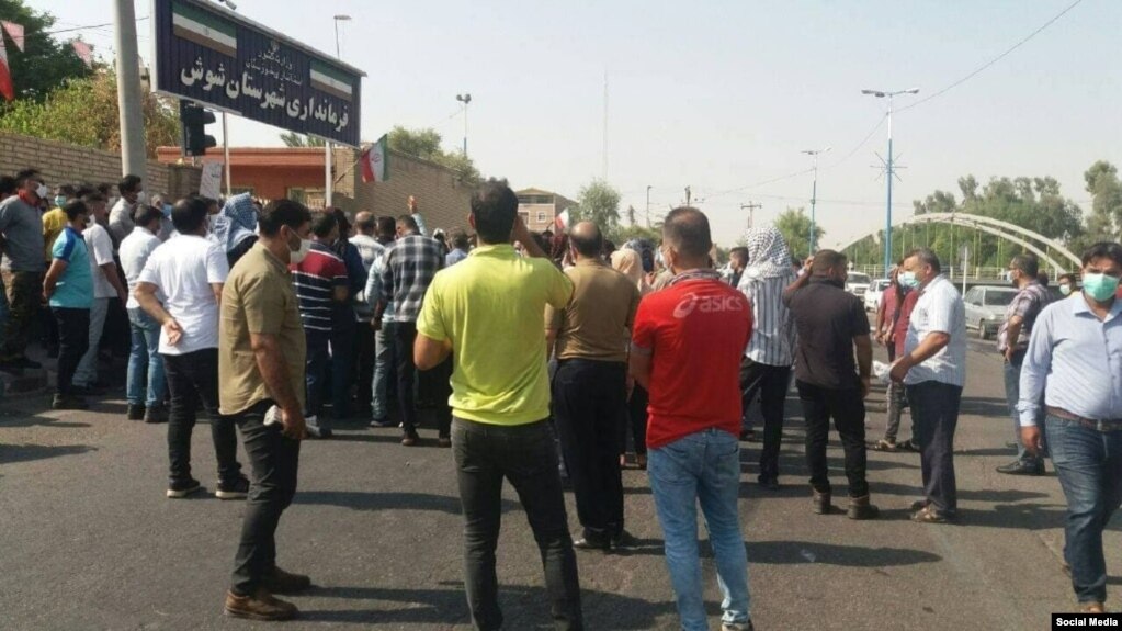 تجمع کارگران هفت تپه در مقابل فرمانداری شهرستان شوش - آرشیو