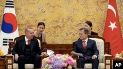 Presiden Turki Recep Tayyip erdogan (kiri) bersama Presiden Korea Selatan Moon Jae-in di Blue House, Seoul, 2 Mei 2018. (Ed Jones/Pool Photo via AP)