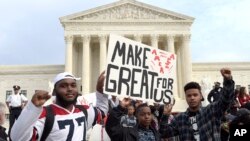 Estudiantes de secundaria protestan en las afueras del edificio de la Corte Suprema de Justicia en Washington.