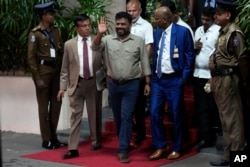 Anggota parlemen beraliran Marxis Anura Kumara Dissanayake melambaikan tangan saat meninggalkan kantor komisi pemilihan umum setelah memenangkan pemilihan presiden Sri Lanka di Kolombo, Sri Lanka, 22 September 2024. (Foto: AP)