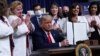 El presidente Trump firmó tres decretos el viernes 24 de julio para reducir el precio que los estadounidenses pagan por los medicamentos en una de las partidas del Medicare.