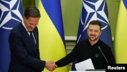 Ukrajinski predsjednik Volodimir Zelenski i generalni sekretar NATO-a Mark Rutte rukuju se nakon konferencije za novinare, Kijev, 3. oktobar 2024.