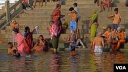 Ribuan umat Hindu berkumpul di sepanjang tepi sungai Gangga untuk berdoa kepada dewa matahari selama festival Chhath (foto: dok).