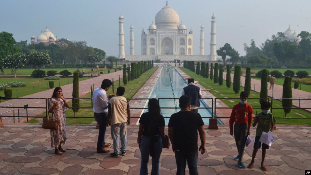 Beberapa wisatawan mengunjungi monumen Taj Mahal di Agra, India saat dibuka kembali untuk umum, Senin (21/9). 