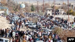 Pria-pria Afghanistan meninggalkan tempat setelah menyaksikan eksekusi publik seorang pria oleh Taliban di sebuah stadion sepak bola di Gardez, provinsi Paktia pada 13 November 2024. (AFP)