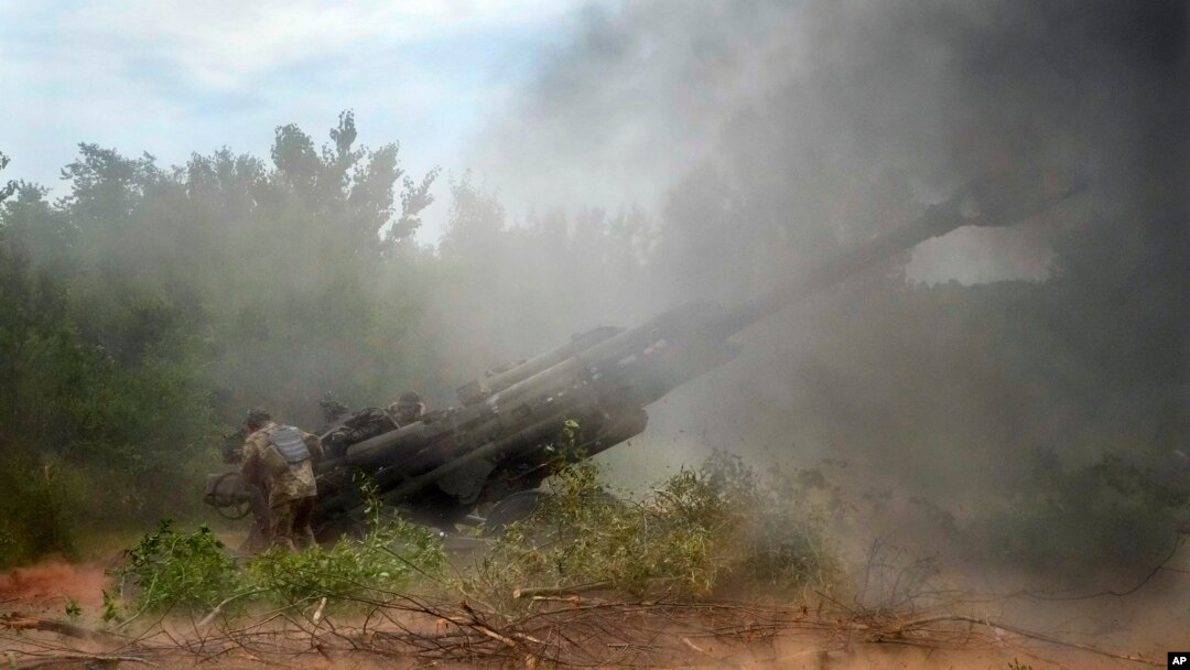 Ukrajinski vojnici u Donjecku pucaju na ruske položaje iz američkih haubica (Foto: AP Photo/Efrem Lukatsky)
