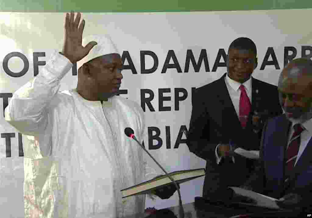 Adama Barrow prête serment comme président de la Gambie, à l'ambassade gambienne à Dakar, le 19 janvier 2017.