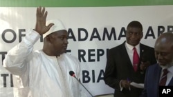 Adama Barrow prête serment comme président de la Gambie, à l'ambassade gambienne à Dakar, le 19 janvier 2017.