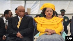 Le Premier ministre Thomas Thabane et son épouse Maesaiah Thabane, lors de son investiture, le 16 juin 2017 à Maseru.