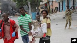 En images: attentat à Mogadiscio en Somalie