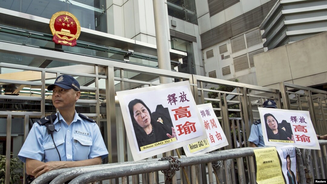 Polisi berjaga-jaga di depan Kantor Penghubung Beijing di Hong Kong. (Foto: Dok)