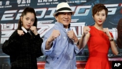 Aktor Jackie Chan (tengah) berpose dengan Nana Ou-Yang (kiri) dan Erica Xia-Hou pada pengumuman produksi film mereka 'Bleeding Steel', di Sydney, Australia, Juli 2016. (Reuters/Jason Reed)