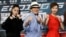 Aktor Jackie Chan (tengah) berpose dengan Nana Ou-Yang (kiri) dan Erica Xia-Hou pada pengumuman produksi film mereka 'Bleeding Steel', di Sydney, Australia, Juli 2016. (Reuters/Jason Reed)