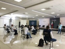 Los periodistas mantienen la distancia social antes de la conferencia de prensa del presidente Andrés Manuel López Obrador.