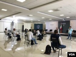 Los periodistas mantienen la distancia social antes de la conferencia de prensa del presidente Andrés Manuel López Obrador.