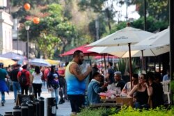 Personas socializan en el centro histórico de Ciudad de México, el sábado 14 de noviembre de 2020, después que las autoridades anunciaron el cierre temprano de restaurantes y bares por un repunte del coronavirus.