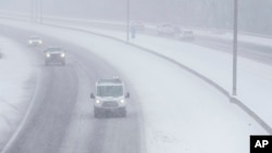 Snow falls on Interstate 40 in Nashville, Tennessee, Jan. 10, 2025.