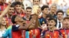 2026년 7월 19일 미국 뉴저지주 이스트러더퍼드의 뉴욕/뉴저지 스타디움에서 열린 2026 FIFA 월드컵 결승전 스페인과 아르헨티나의 경기에서 우승한 스페인의 라민 야말이 동료 선수들과 함께 우승 트로피를 들어 올리고 있다.