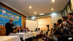 Ông Aung Thein thuộc Mạng lưới Luật sư Miến Điện tố cáo nhà chức trách Miến Điện đã buộc dân làng từ bỏ các quyền về đất đai của họ để nới rộng dự án khai thác mỏ đồng Letpedaung trong cuộc họp báo ngày 14/2/2013.