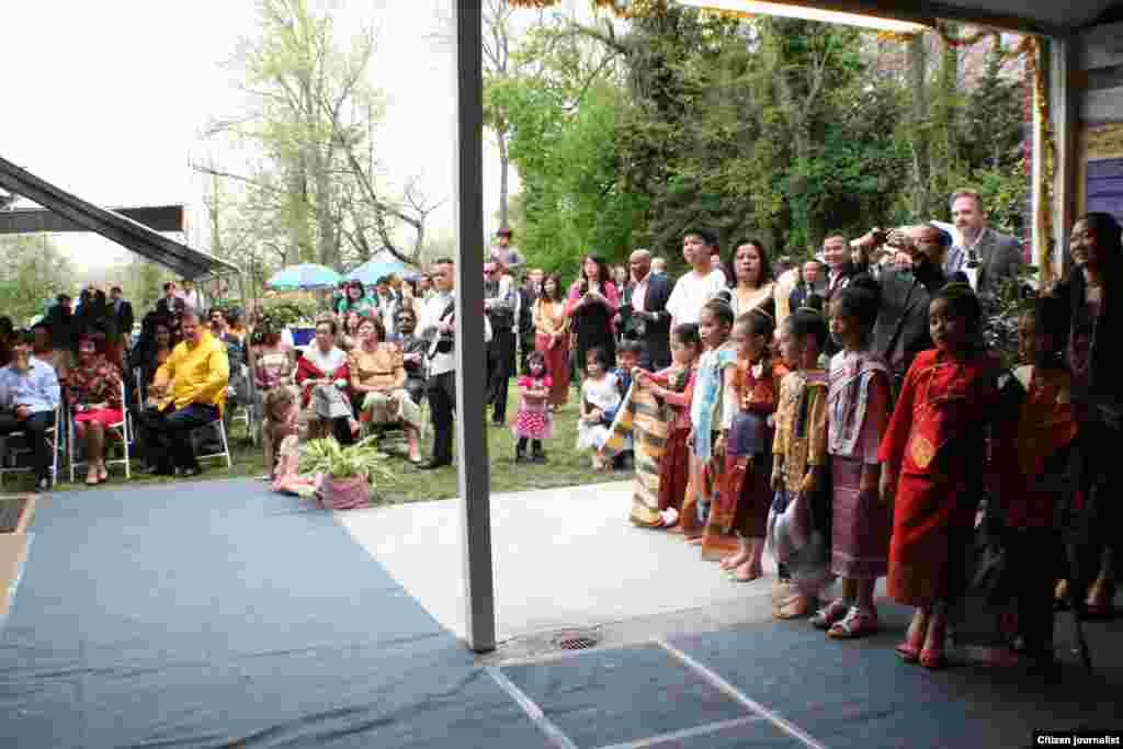 ສ່ວນນຶ່ງຂອງແຂກ ແລະຄະນະນາດຕະສິນນ້ອຍ.