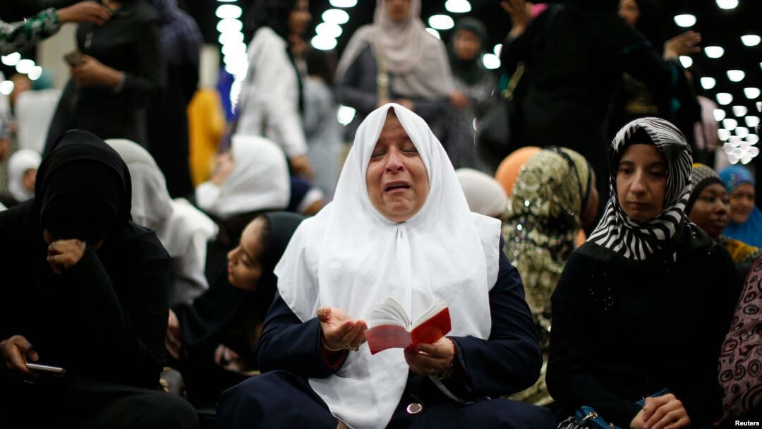 Nahed Ahmed Zeead, 51, dari Irak, ikut melakukan sholat jenazah untuk Muhammad Ali di Louisville, Kentucky, 9 Juni 2016. 