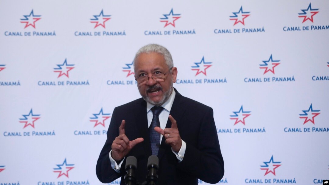 El administrador del Canal de Panamá, Ricaurte Vásquez, habla en una conferencia de prensa en la Ciudad de Panamá, el lunes 8 de julio de 2024. 
