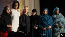 Chapdan, Afg'onistondan Maryam Duraniy, AQSh Davlat kotibasi Xillari Klinton, prezident rafiqasi Mishel Obama, Saudiya Arabistonidan Samar Badaviy, Pokistondan Shod Begum va Sudandan Havo Abdulloh, 8-mart 2012 