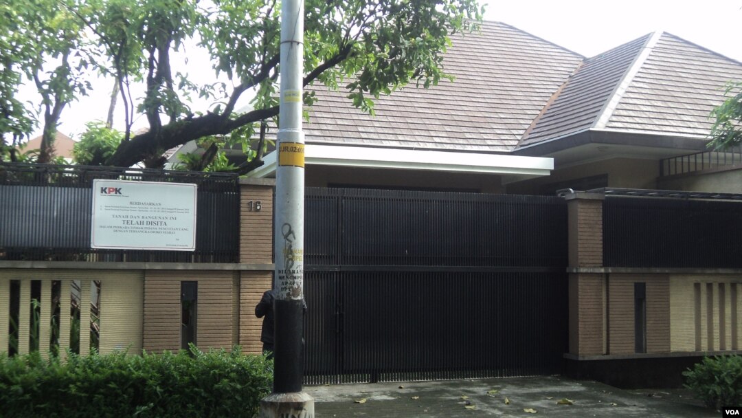 Rumah mewah di Manahan, Solo, milik jenderal polisi tersangka korupsi, Djoko Susilo, disegel KPK. (VOA/Yudha Satriawan)