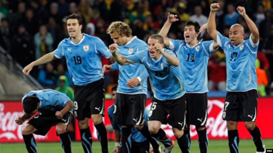 Para pemain Uruguay merayakan kemenangan setelah drama adu tendangan penalti melawan tim bintang Hitam, Ghana.