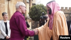 Uskup Agung Canterbury Justin Welby (kiri) berjabat tangan dengan Pangeran Mohammed bin Salman hari Kamis (8/3) di London.